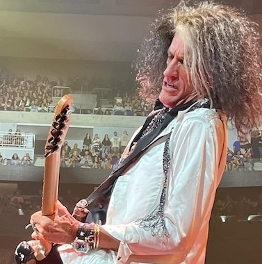 JOE PERRY ON TOUR WITH STROM